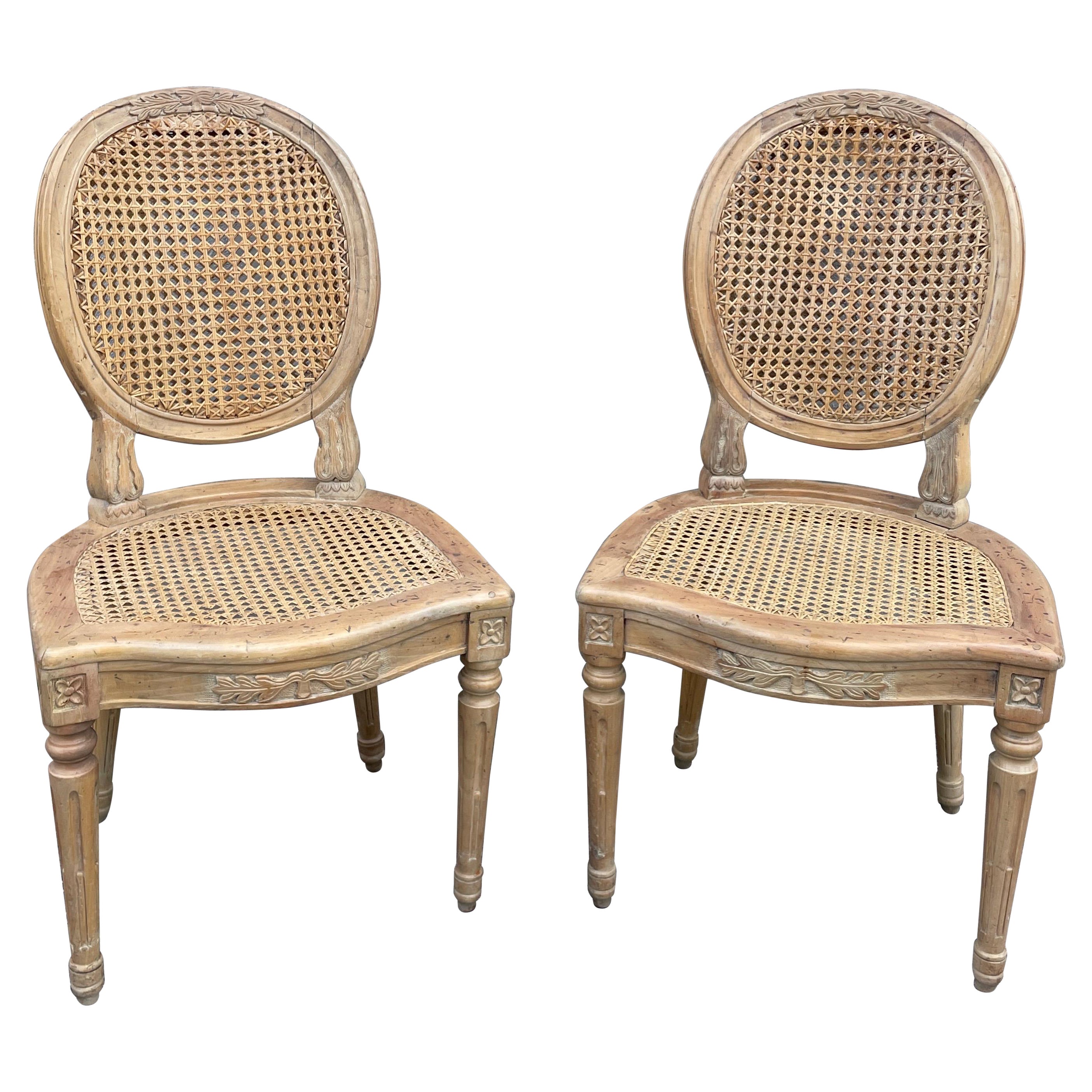 Paire de chaises d'appoint cannées de style Louis XVI en vente