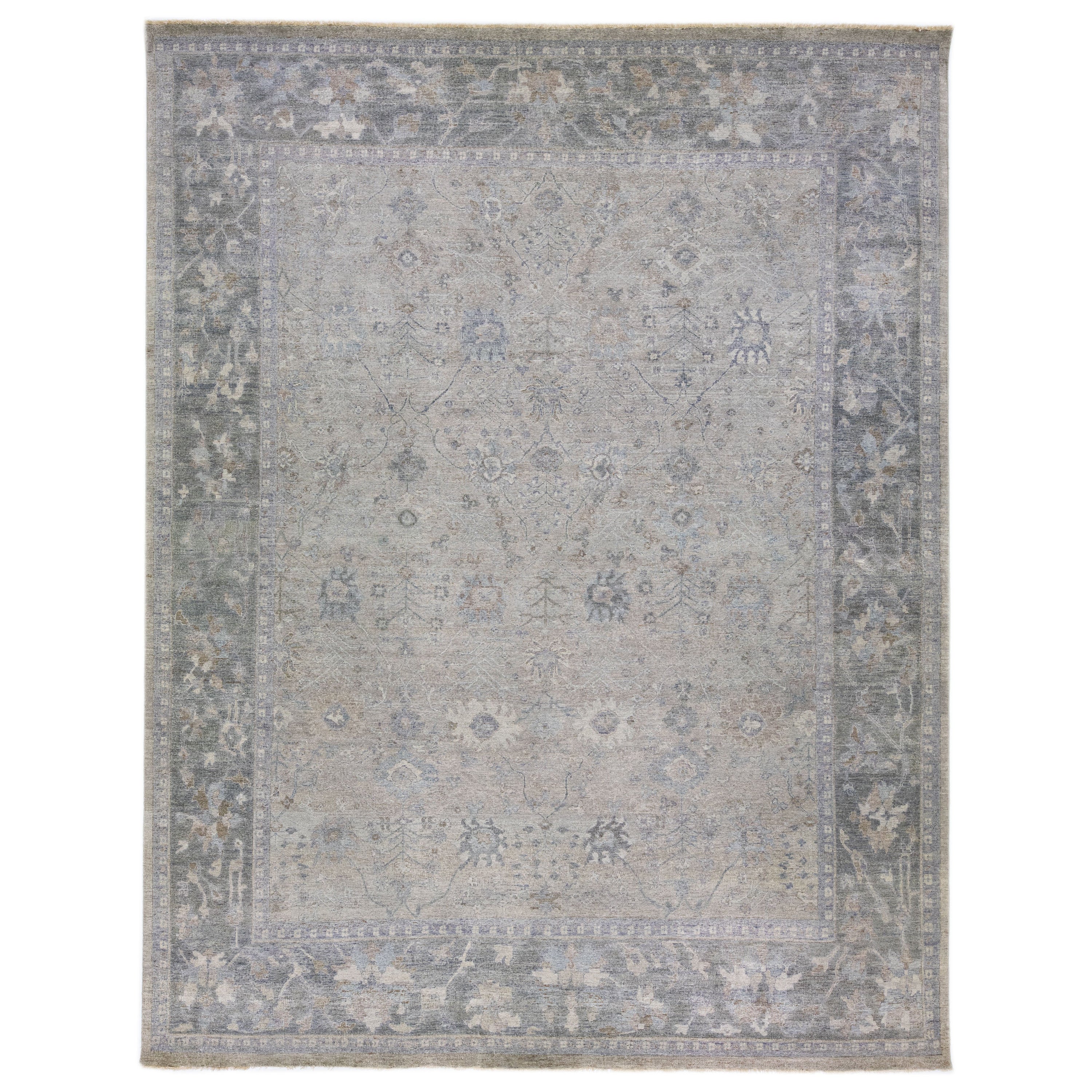 Apadana's Artisan Collection Hellgrauer handgefertigter Teppich aus indischer Wolle mit Blumenmuster
