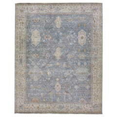 Tapis persan de style Tabriz en laine bleue à motifs floraux fait à la main par Apadana