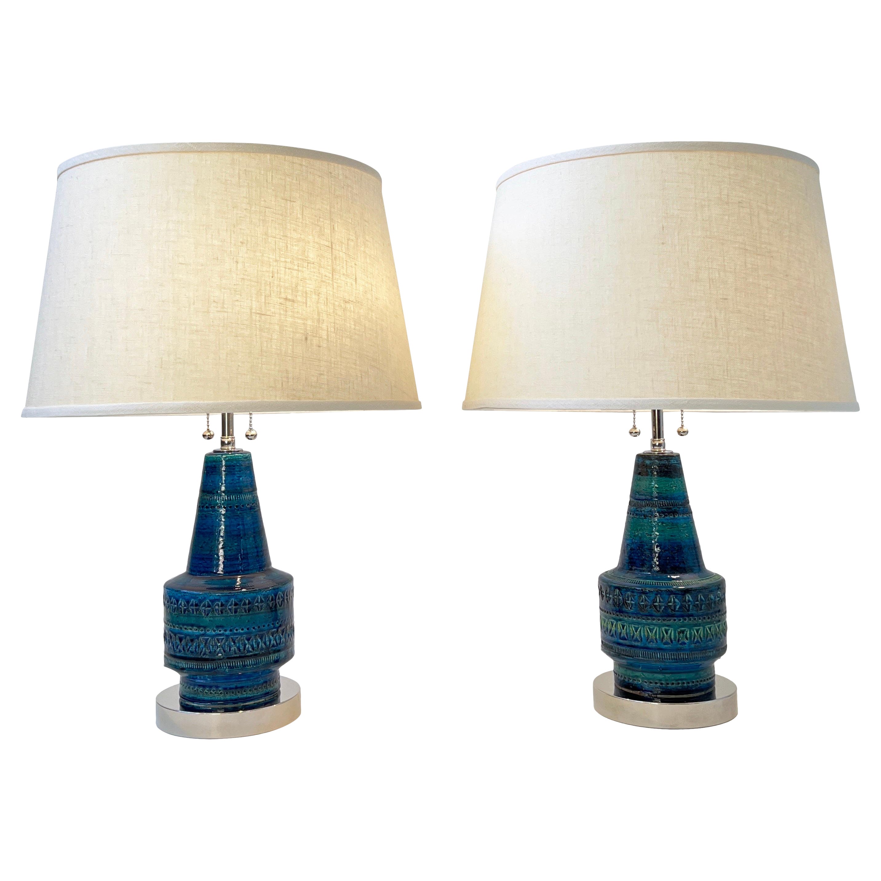 Paar italienische Rimini-Tischlampen aus blauer Keramik und Chrom von Bitossi im Angebot