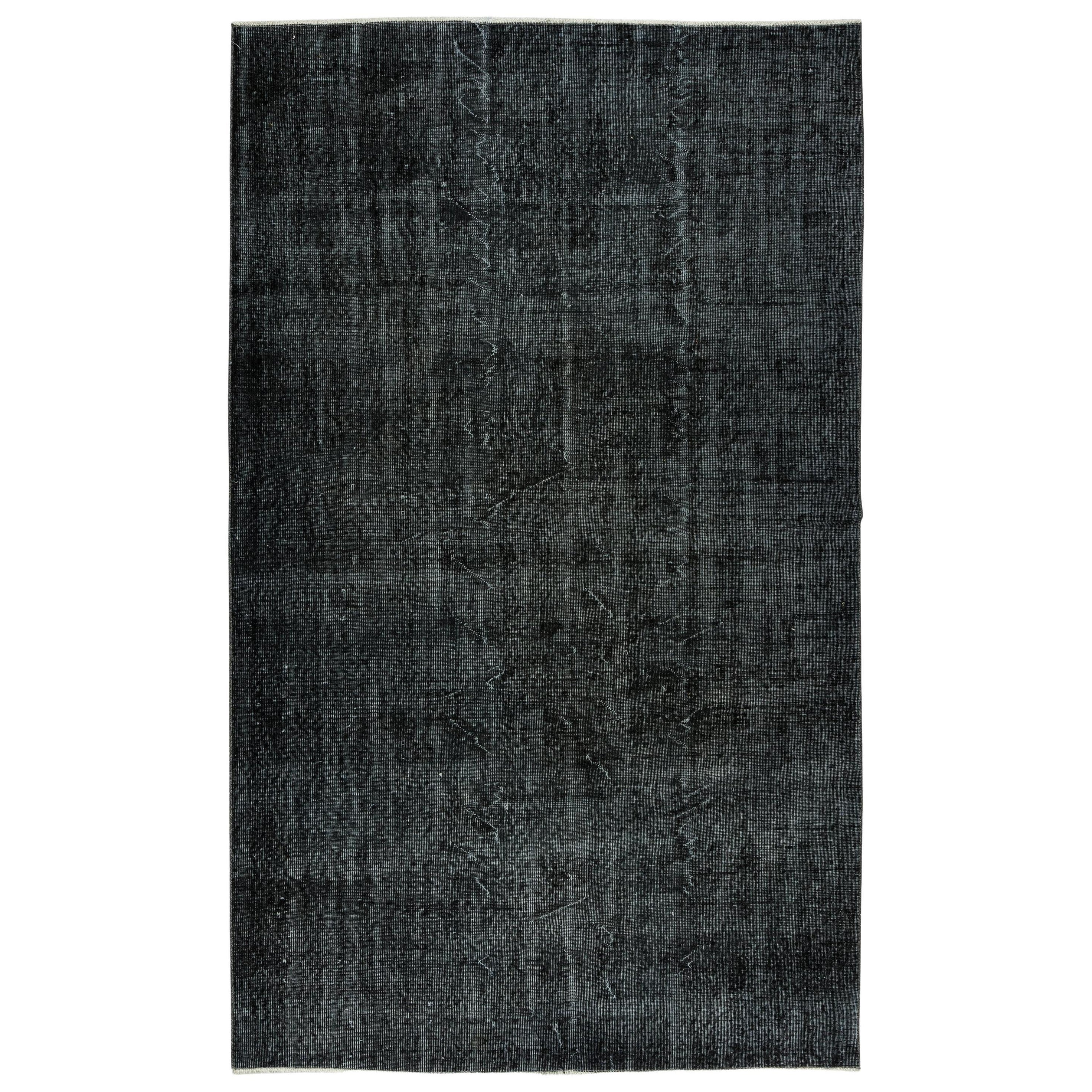 Tapis d'Anatolie moderne 5,6x9 Ft teinté à la main en noir, tapis vintage fait main