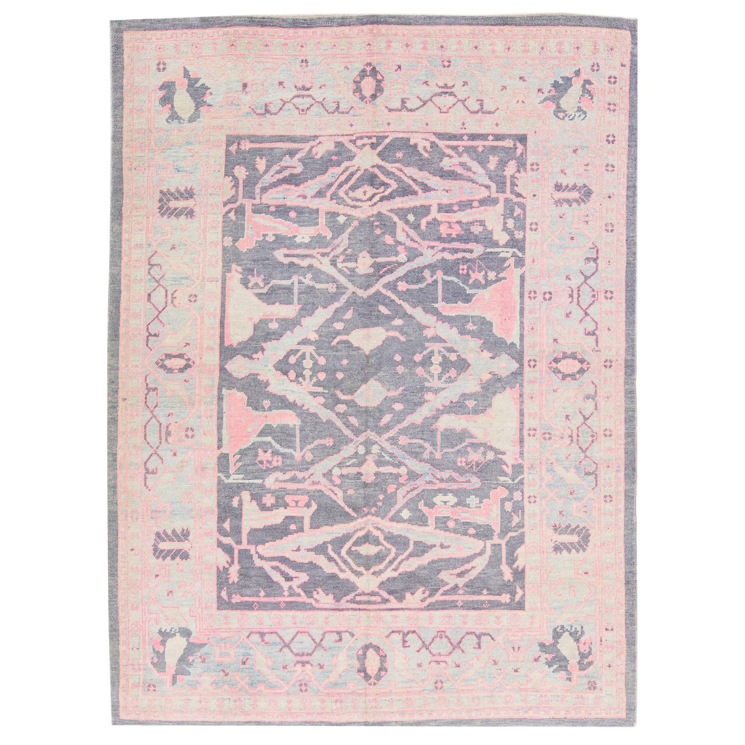 Moderner moderner türkischer handgefertigter Oushak-Teppich aus grauer und rosa Wolle mit floralem Design