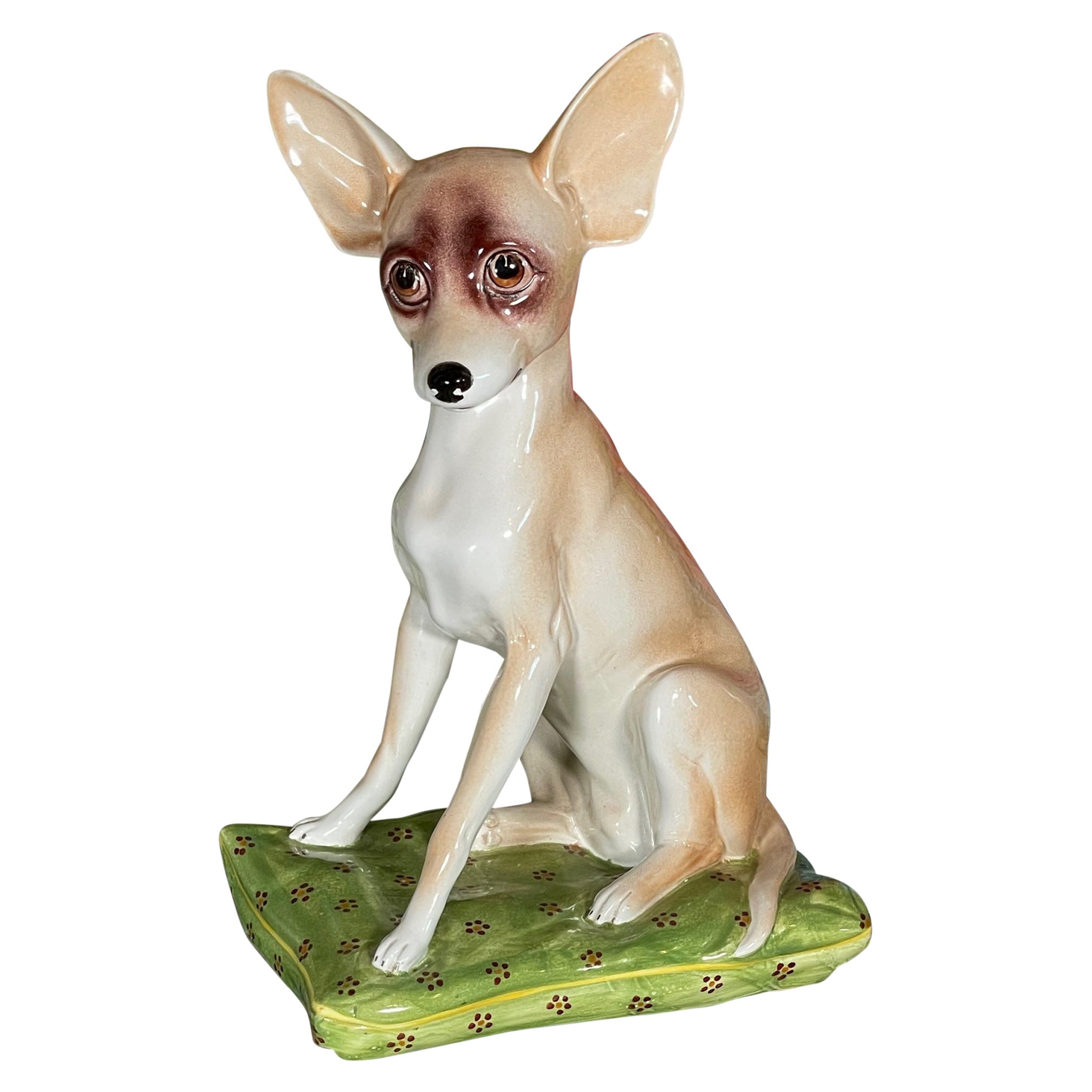 Italienische sitzende Chihuahua-Huhn-Figur auf Kissen aus Keramik im Angebot