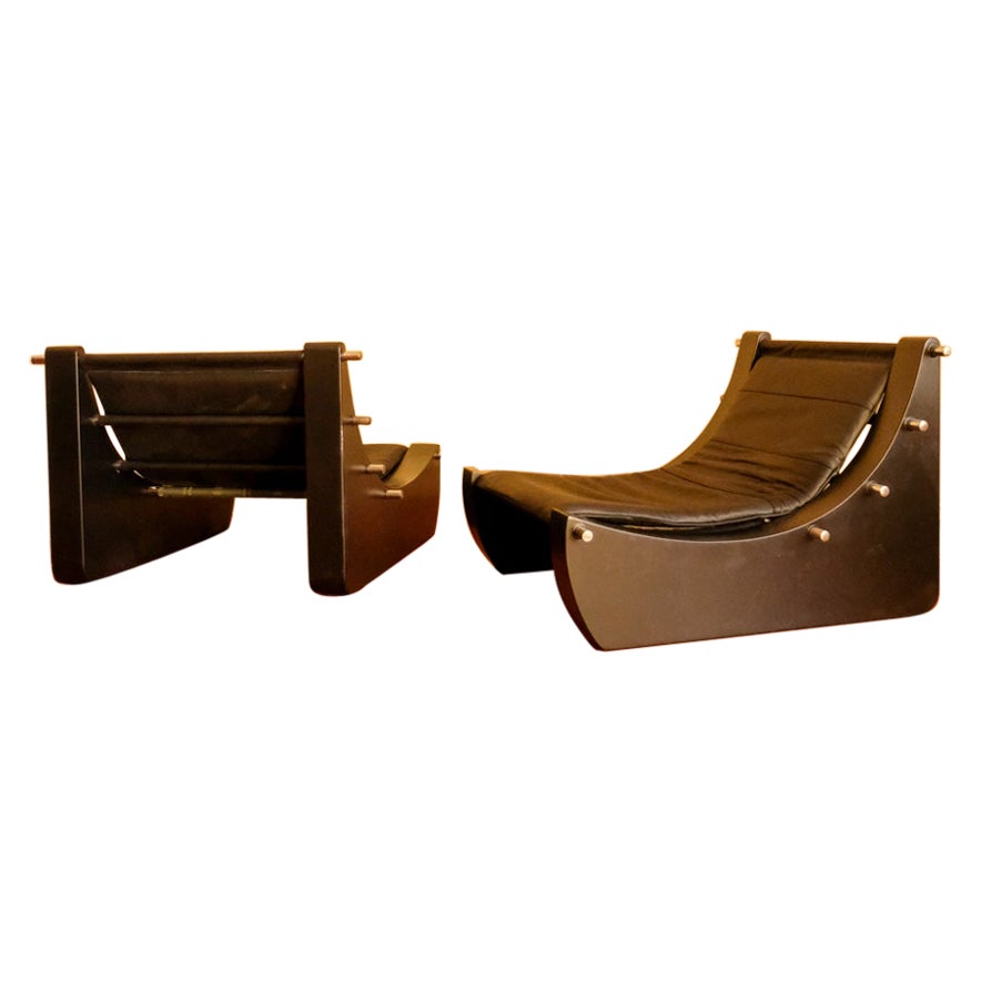 Paire de fauteuils en bois laqué, métal chromé et cuir noir moderne du milieu du siècle dernier