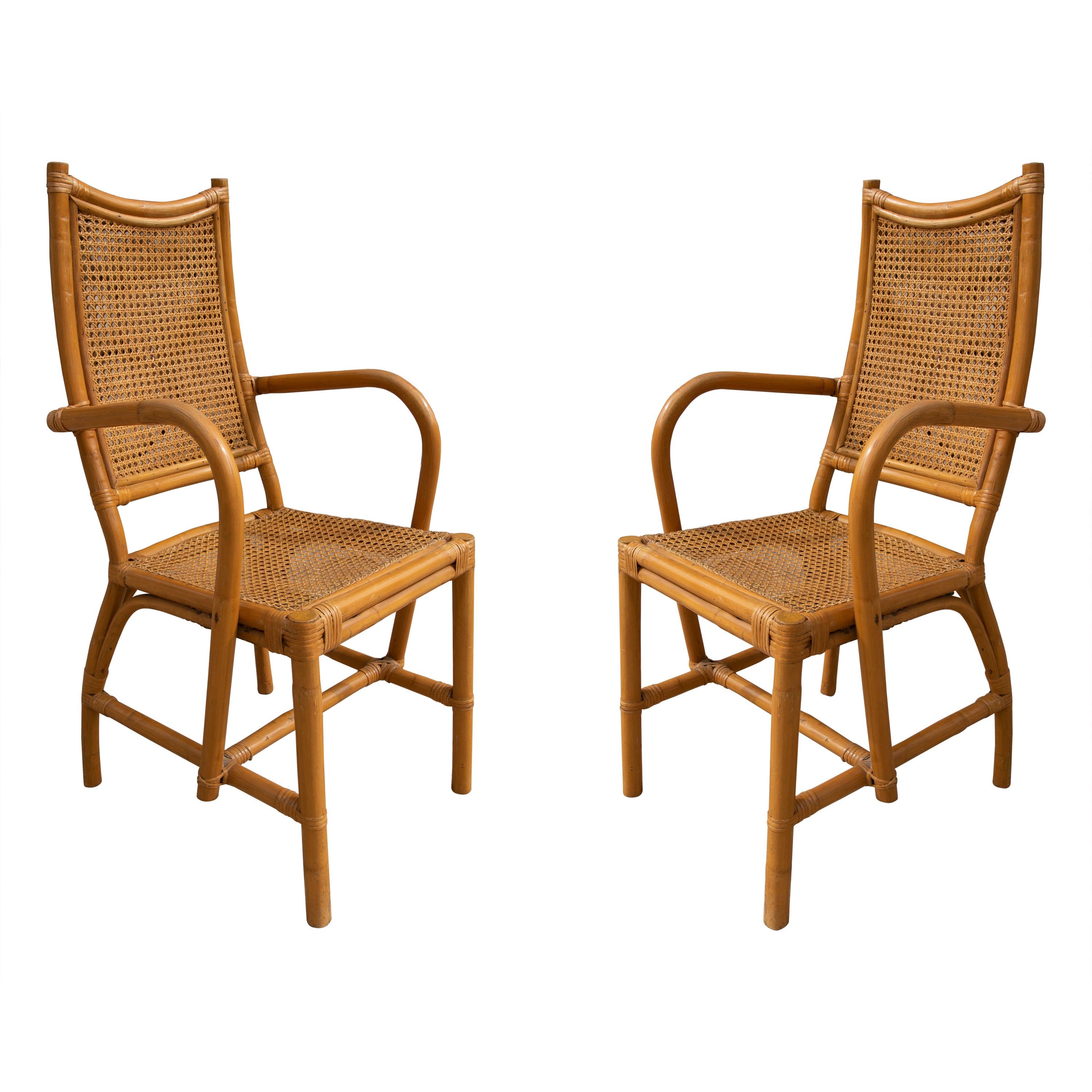 Paire de fauteuils espagnols en bambou avec assise et dossier en grille de rotin