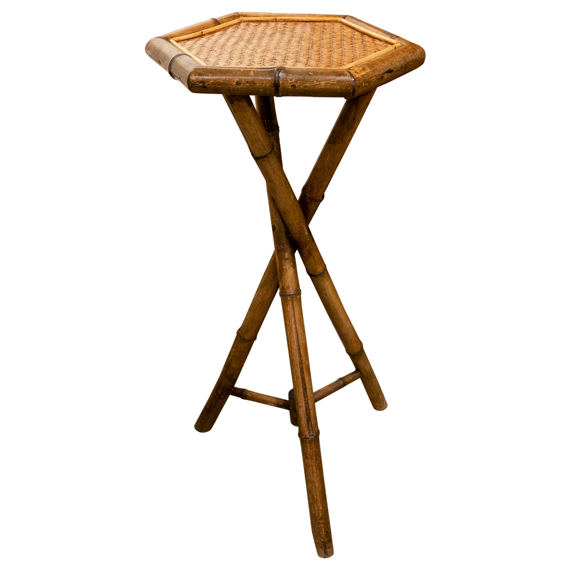 Table d'appoint espagnole des années 1970 en bambou et osier avec plateau hexagonal