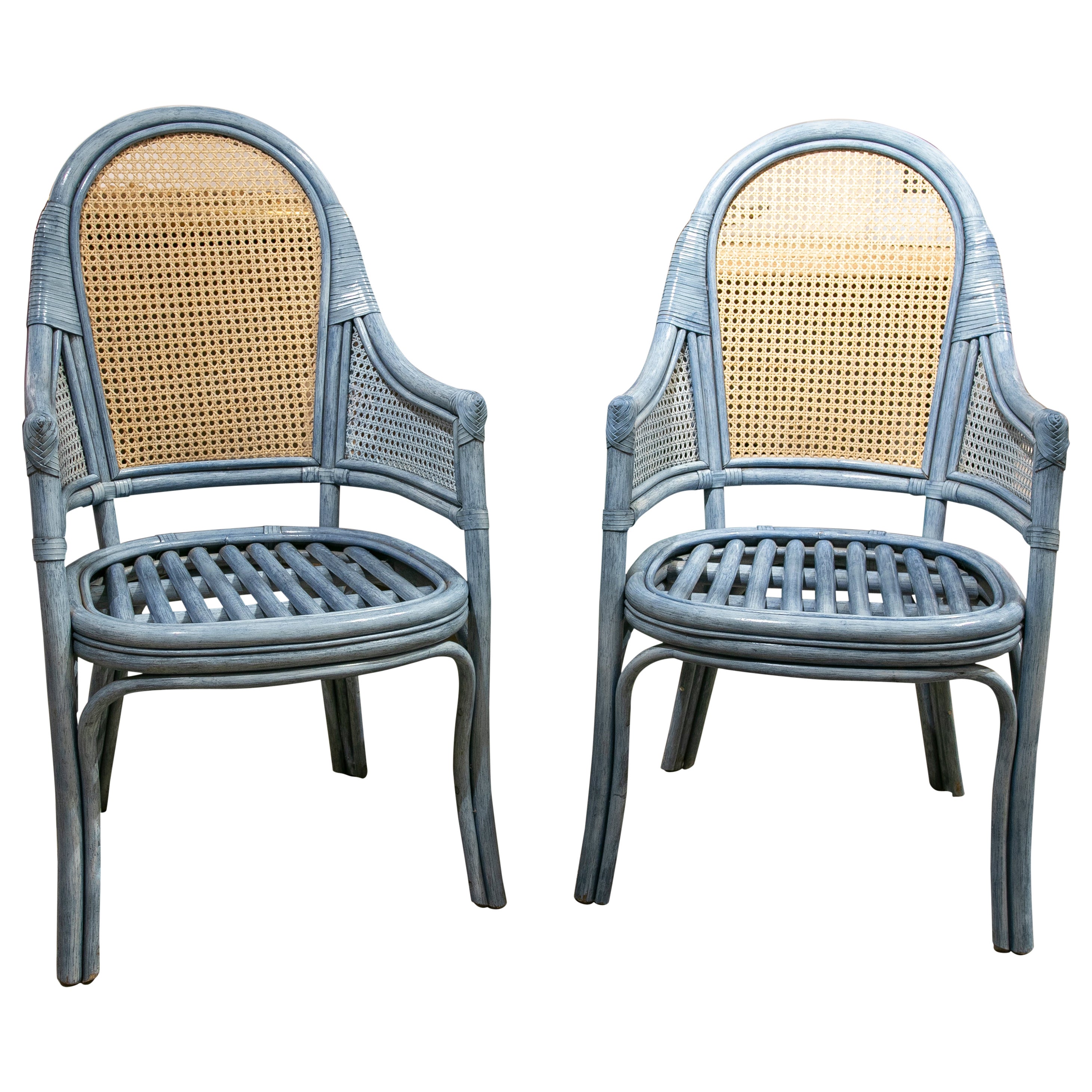 Paire de fauteuils fabriqués en grille de rotin et en bambou des années 1980