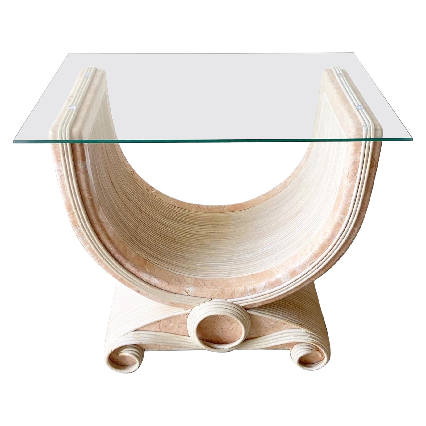 Table d'appoint postmoderne en rose et rose en roseau avec plateau en verre tessellé