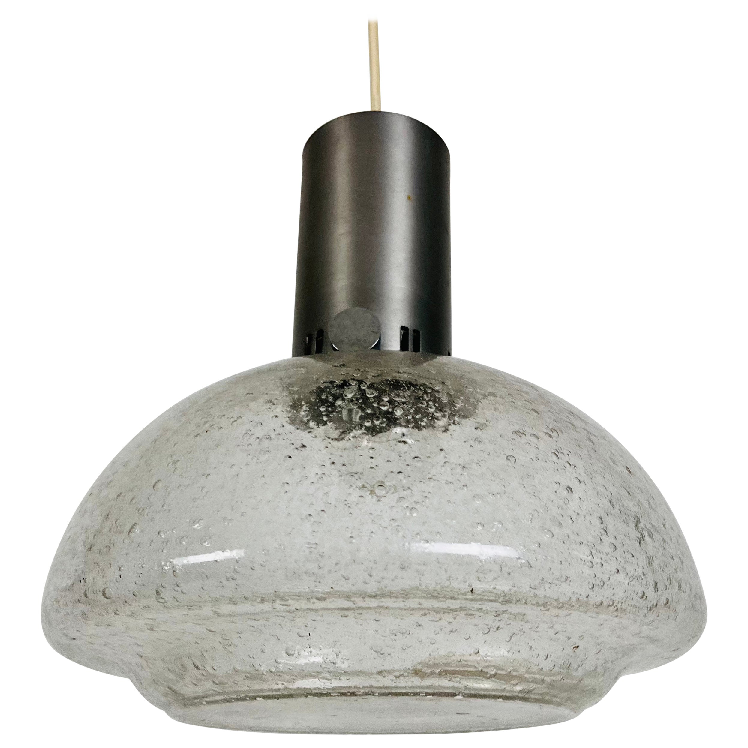Rare lampe suspendue Doria en laiton et verre glacé, années 1960 en vente