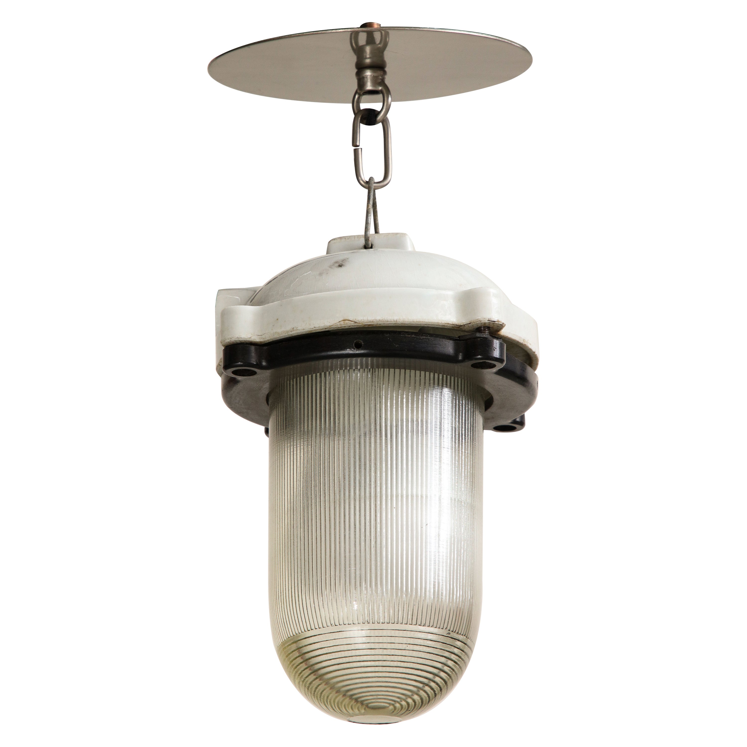 Lampe à suspension vintage en verre cannelé avec plateau en fonte émaillée blanche en vente