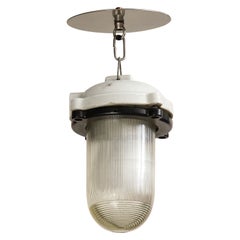 Lampe à suspension vintage en verre cannelé avec plateau en fonte émaillée blanche