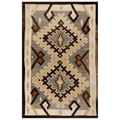 Tapis Navajo américain des années 1930 "Deux collines grises" (5' x 7' 8'' - 152 x 233 cm)