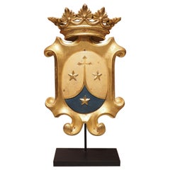 Plaque d'armoiries en bois doré antique montée sur pied, Italie, vers 1890