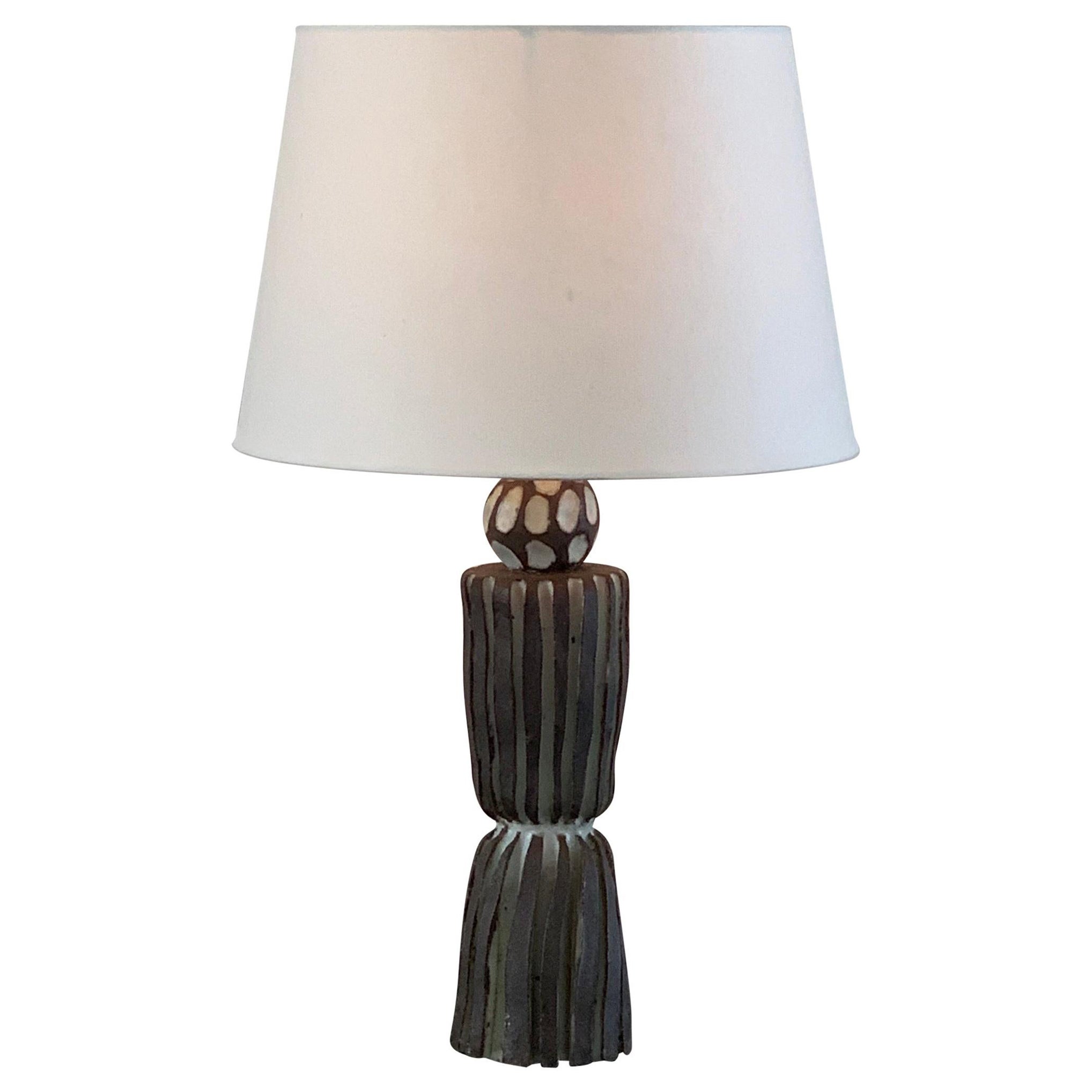 Lampe en poterie "Sillons" rainurée avec abat-jour en parchemin de Design Frères