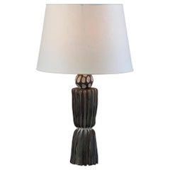 Lampe en poterie "Sillons" rainurée avec abat-jour en parchemin de Design Frères