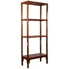 Holz Bücherregal des frühen 20. Jahrhunderts mit Regalen aus geflochtenem Rattan und Schürze