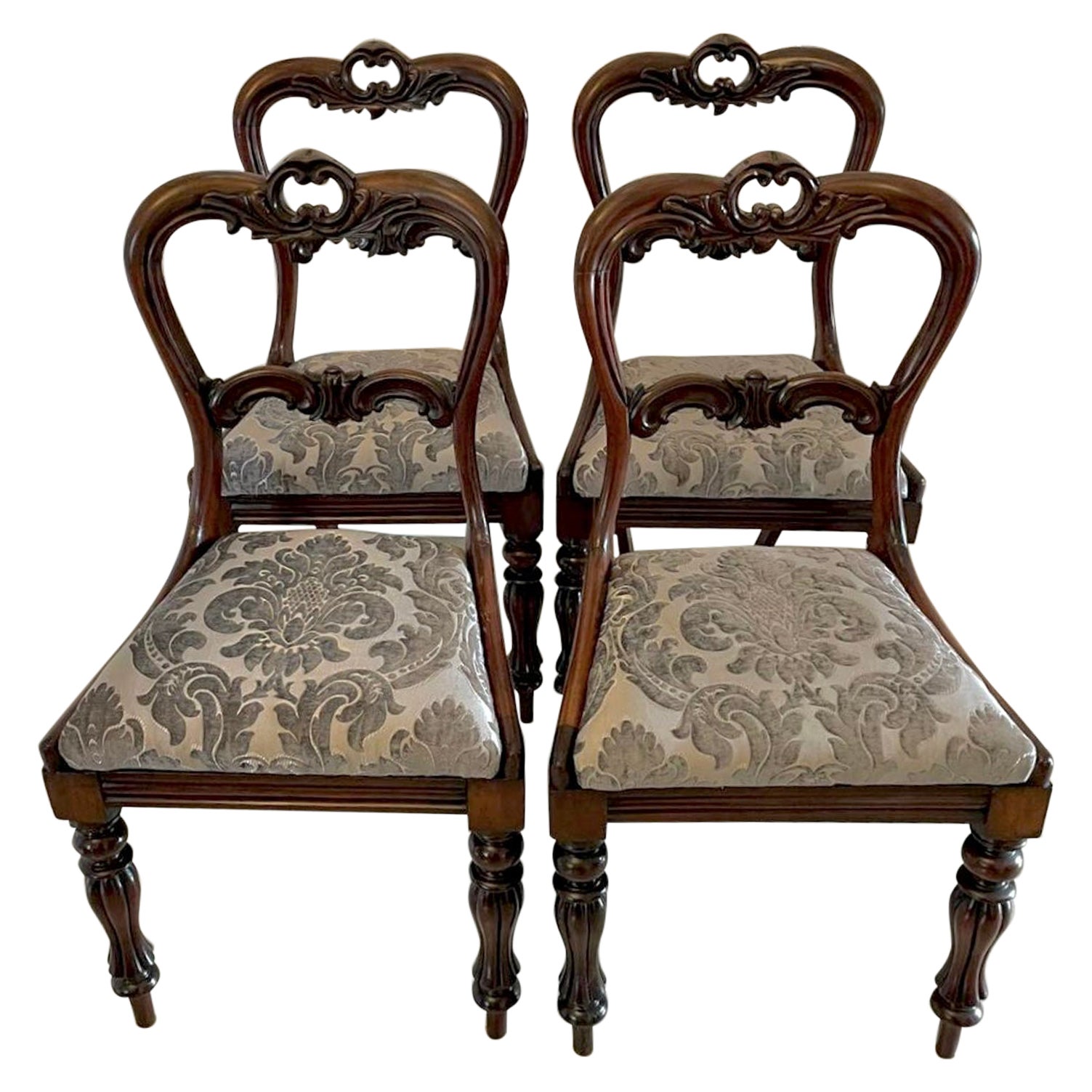 Ensemble de 4 chaises de salle à manger anciennes de qualité en bois de rose sculpté William IV  en vente