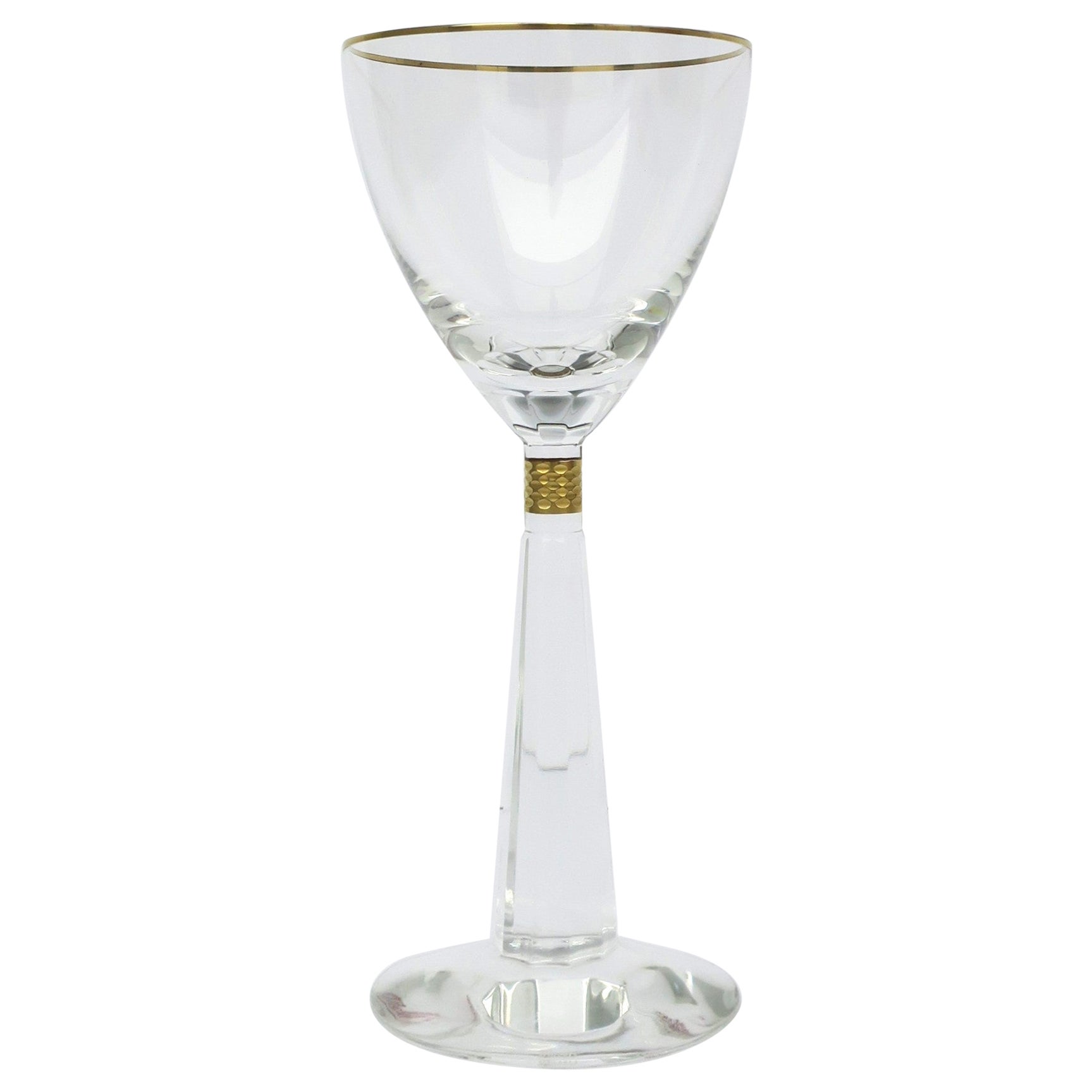 What is the difference between glass and crystal wine glasses?