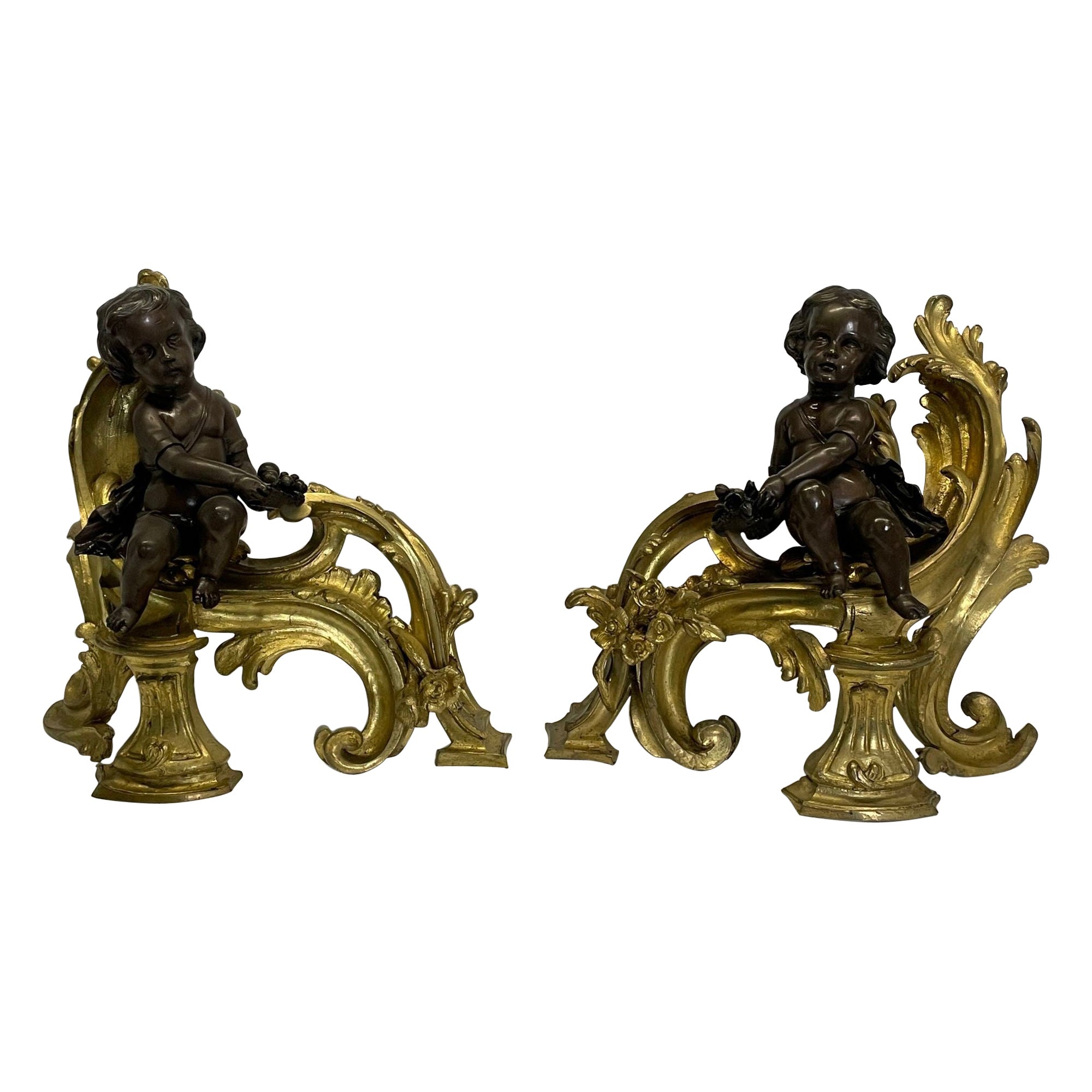 Paire de chenets de cheminée Louis XV anciens en bronze doré patiné avec chérubin