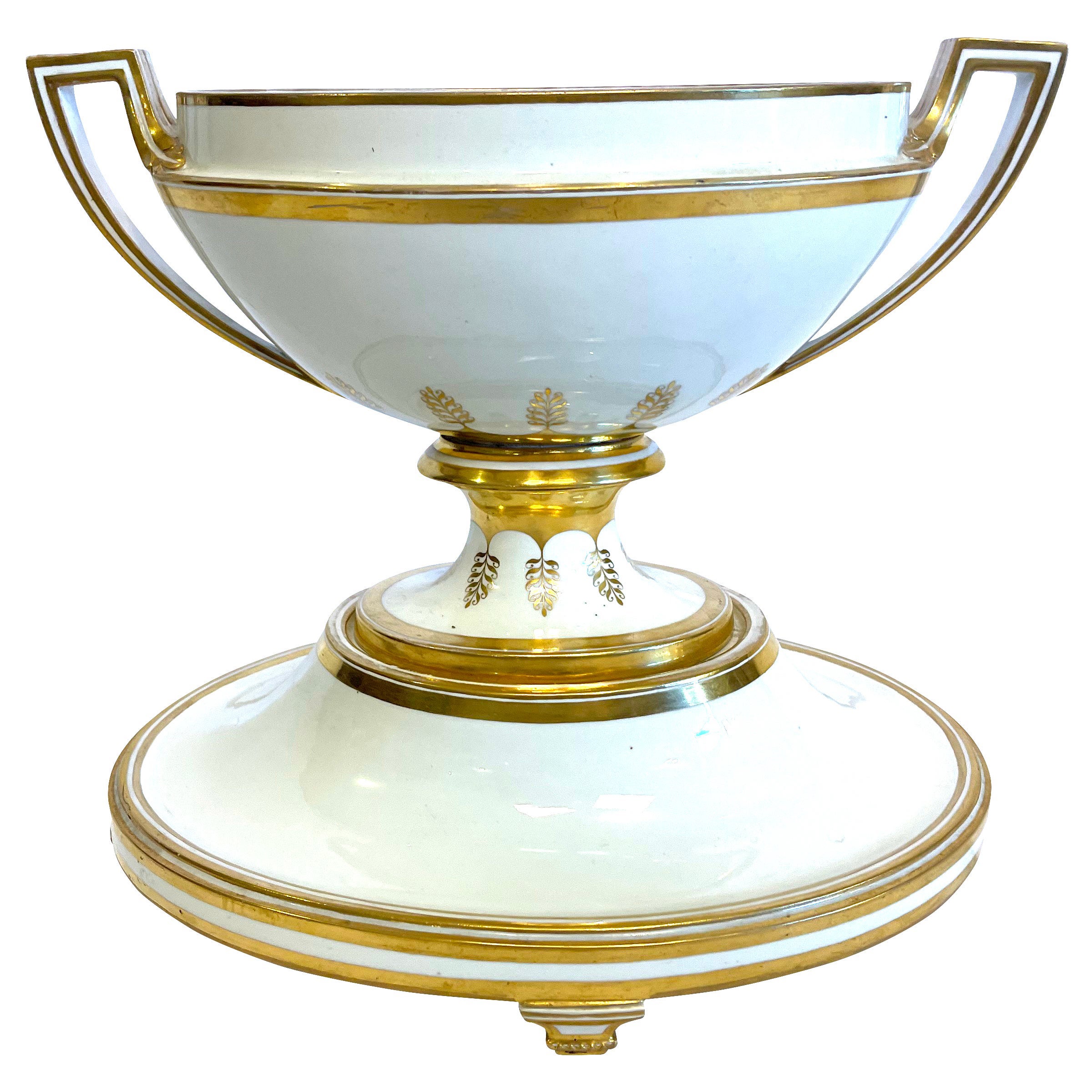 Antiquité - KPM Royal Berlin Porcelain Neoclassical White Centerpiece Bowl on Stand en vente