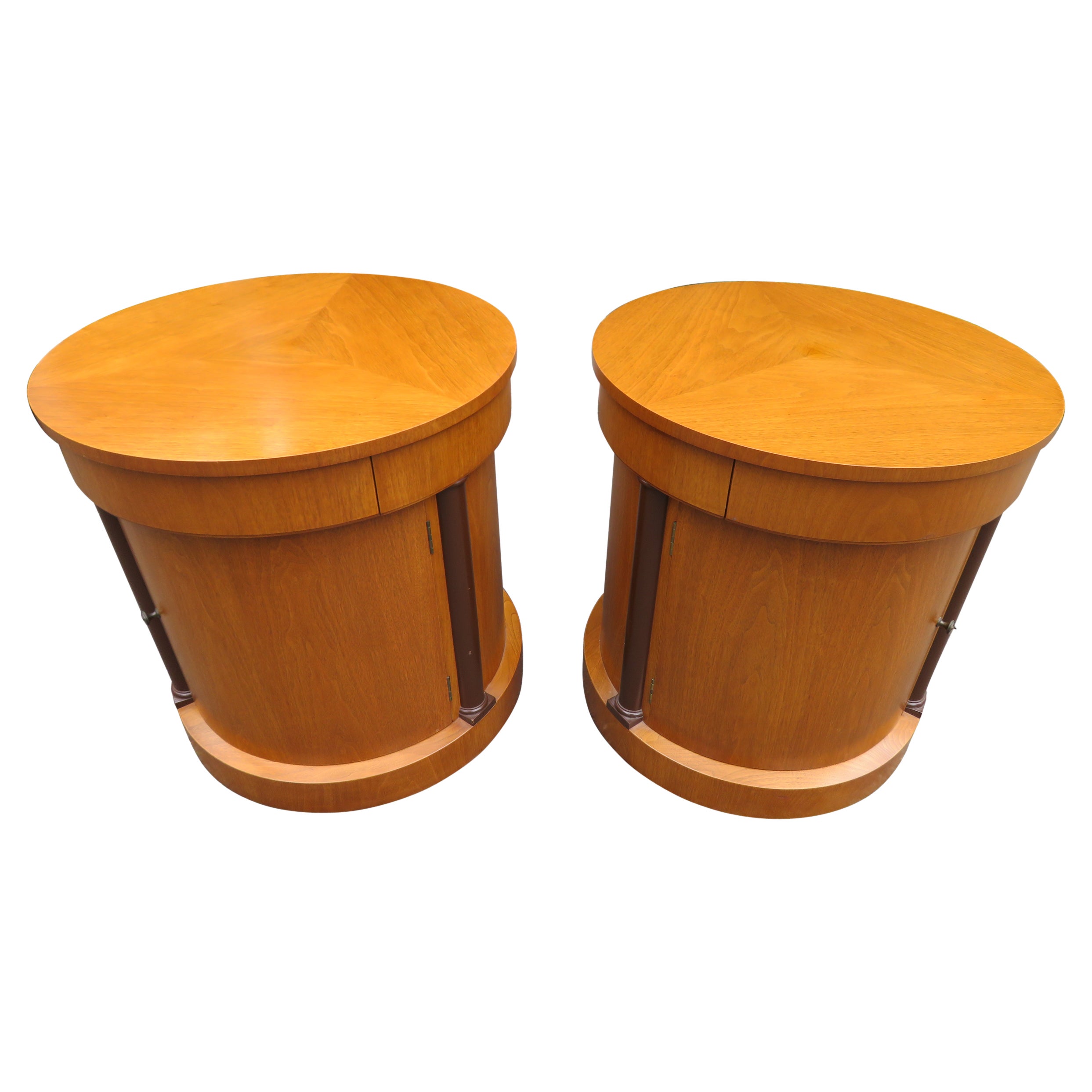 Fabuleuse paire de tables de nuit néoclassiques Baker cylindriques rondes à tambour de chevet