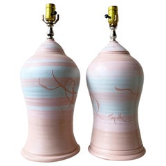 Paire de lampes de table postmodernes en poterie rose et bleue
