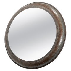Grand miroir circulaire industriel encadré de fer