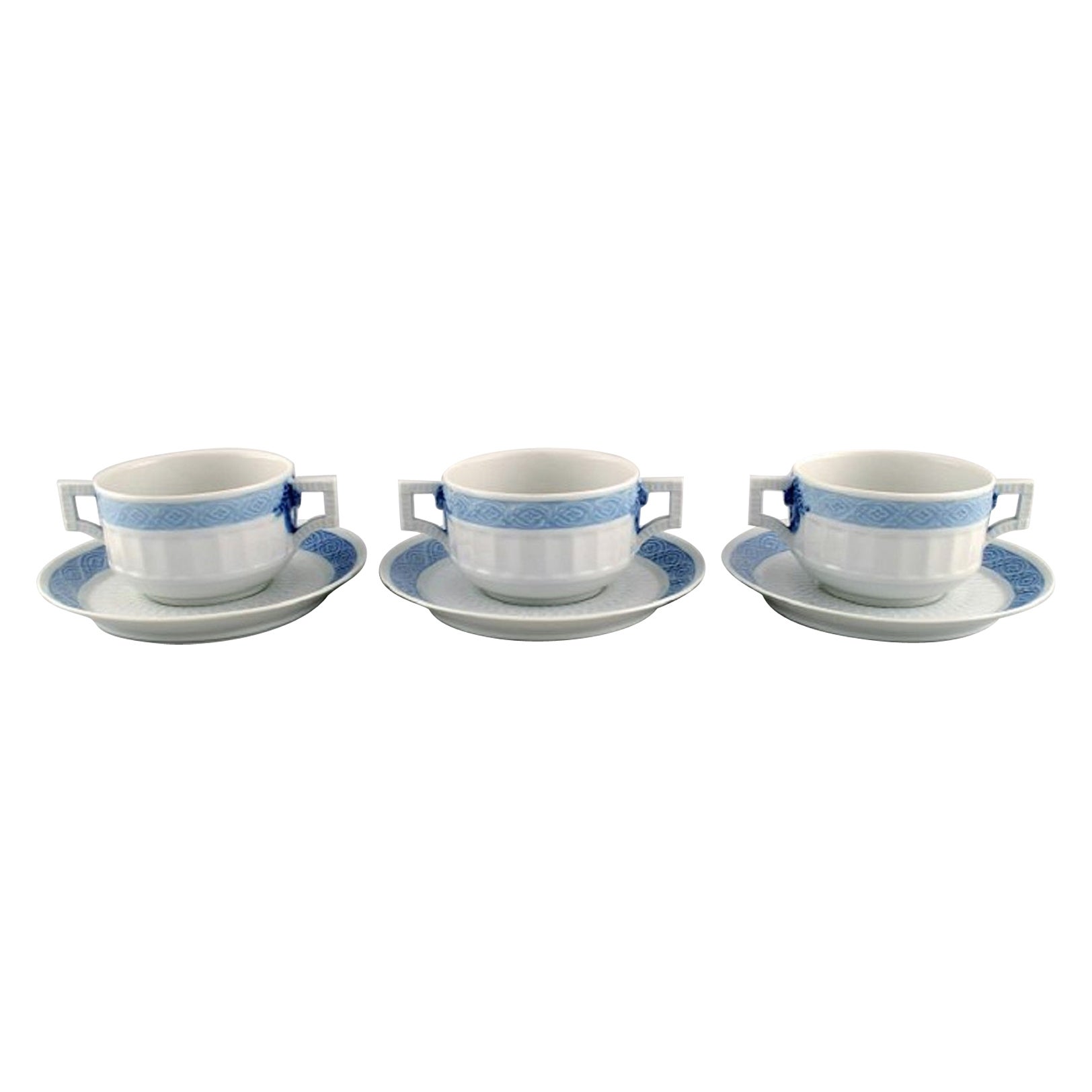 Drei blaue Royal Copenhagen-Fächer-Bouillon-Tasse mit Untertassen und Untertassen