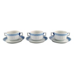 Trois tasses à bouillon à éventail bleu Royal Copenhagen avec soucoupes