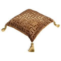 Cuscino in velluto firmato marrone chiaro con stampa in oro