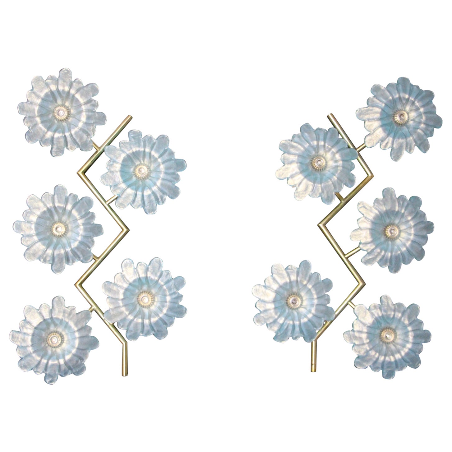 Grande paire d'appliques avec fleurs en verre de Murano bleu irisé, applique murale bleue en vente