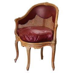 Fauteuil de bureau en rotin sculpté Louis XV du milieu du siècle avec coussin en cuir