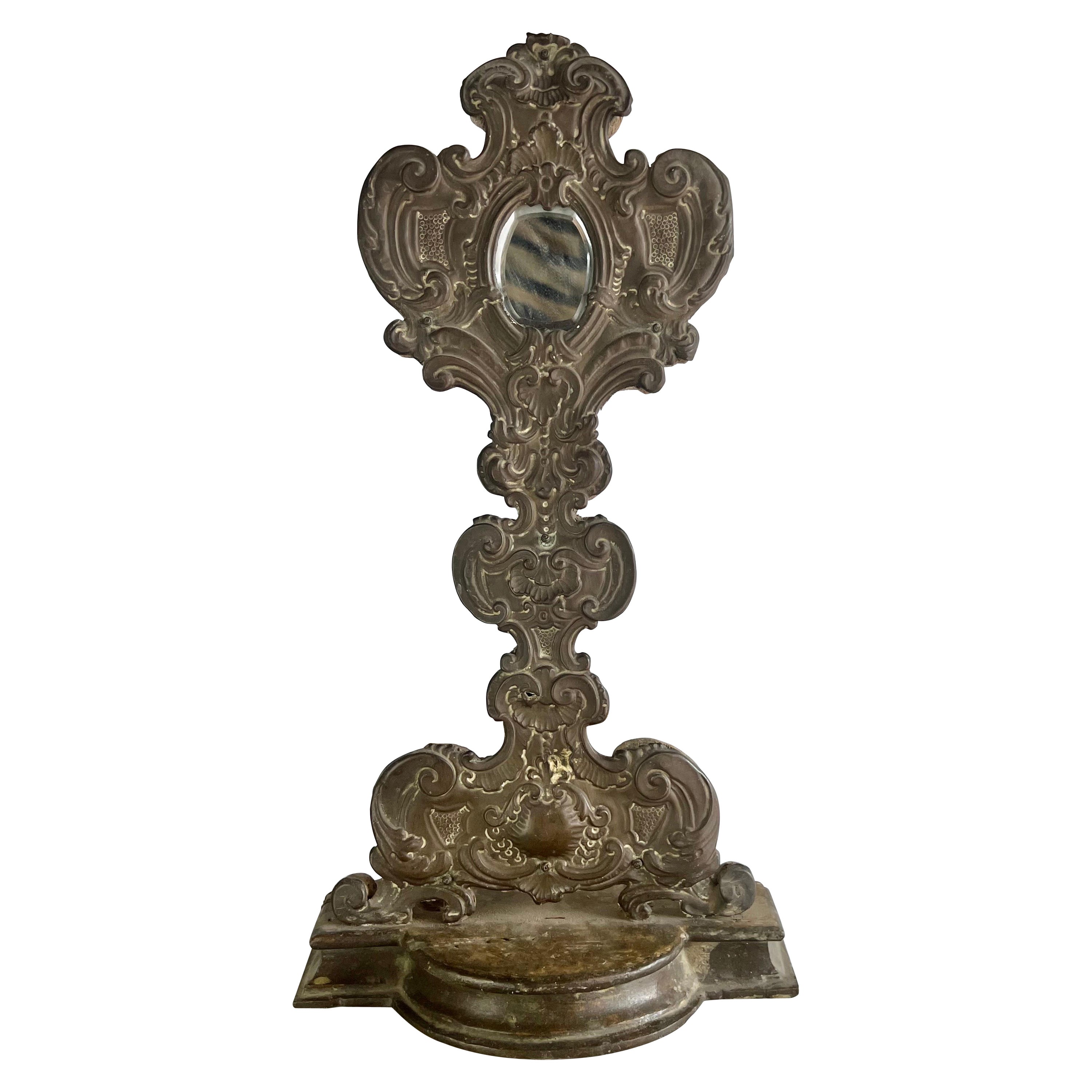Reliquaire italien du 19ème siècle en bois et métal gaufré en vente