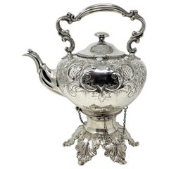 Antigua tetera inglesa con pie y placa de plata de Sheffield, grabada, circa 1860.