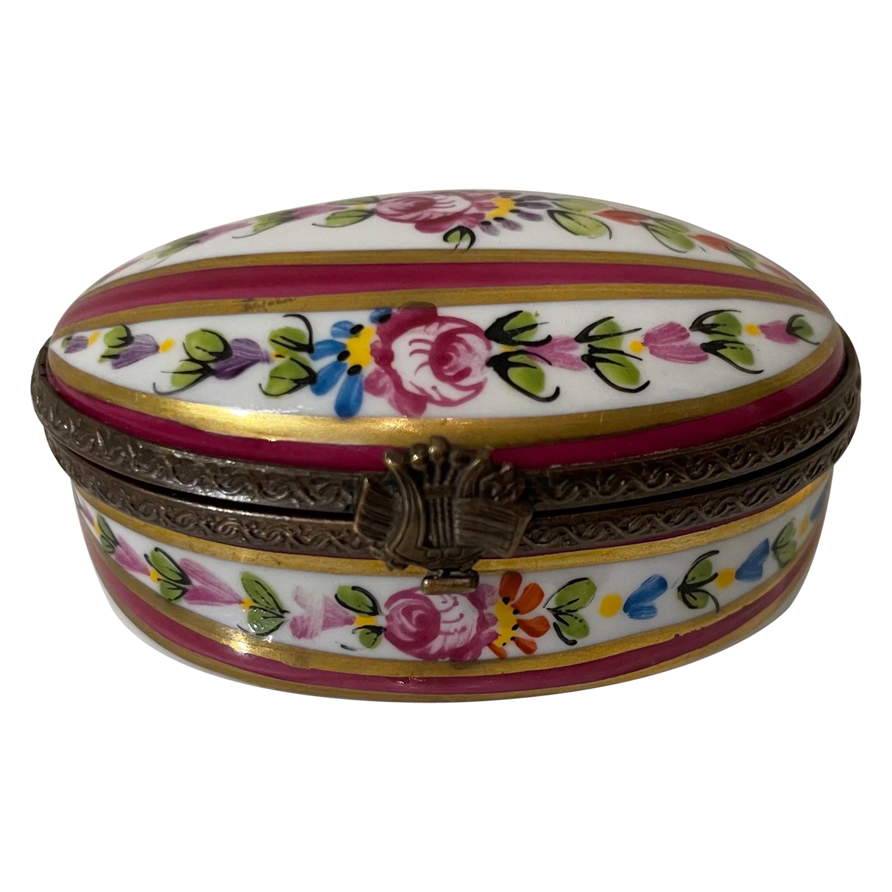Petite boîte ovale de Limoge avec fleurs peintes à la main