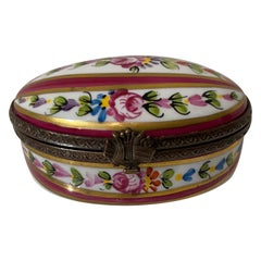 Caja Oval Pequeña de Limoge con Flores Pintadas a Mano