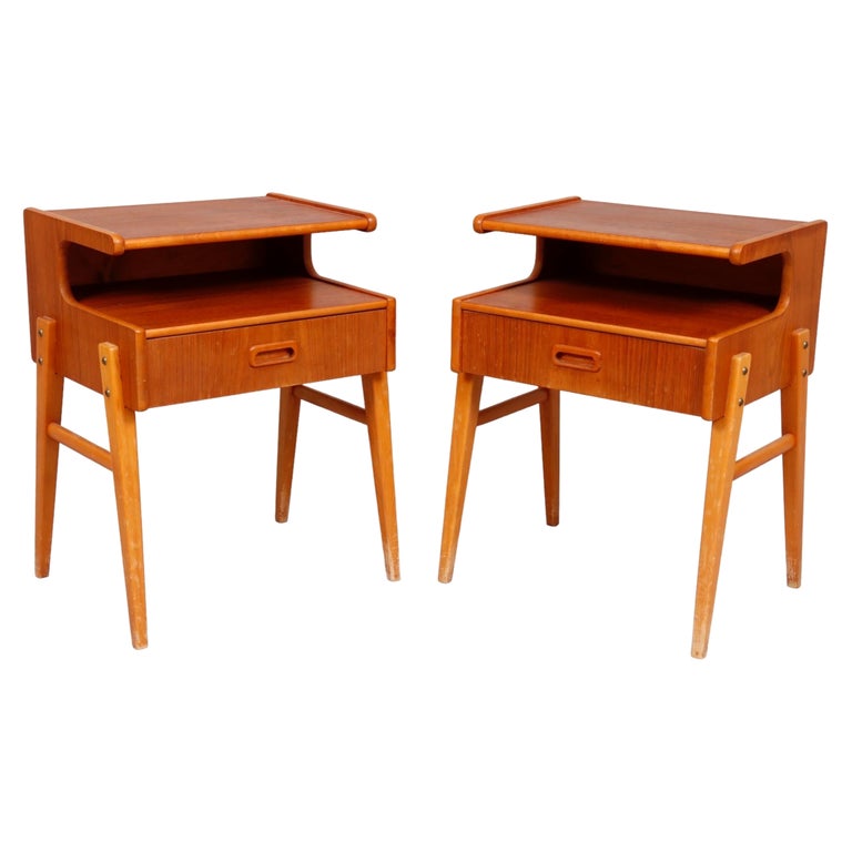 Pair of Mid Century Nightstands For Sale at 1stDibs