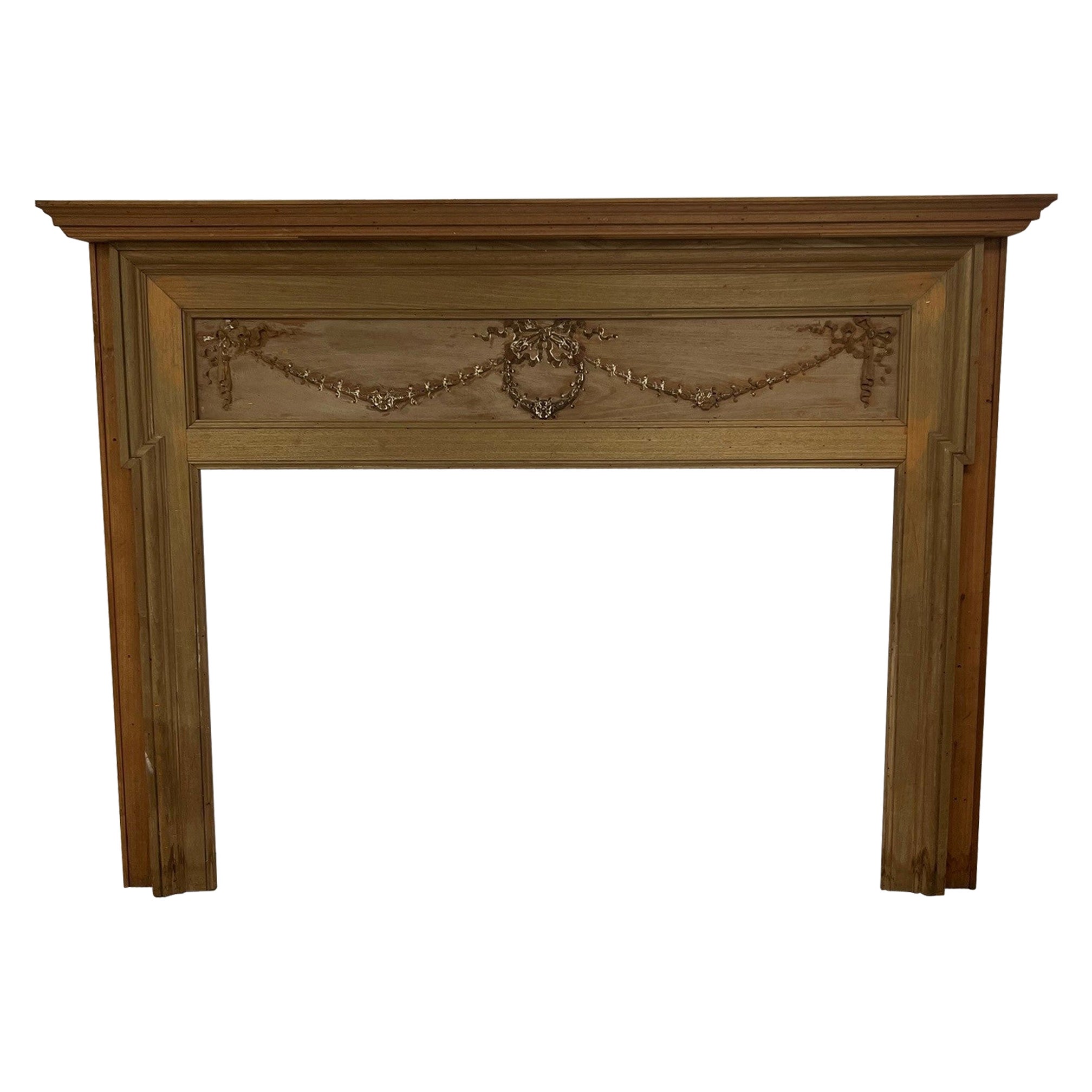 Mantello in legno antico dei primi del Novecento con pannello centrale in legno intagliato