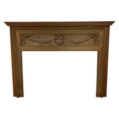 Mantello in legno antico dei primi del Novecento con pannello centrale in legno intagliato