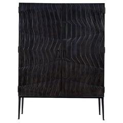 Armoire in Wood Drezzo con design asimmetrico e finitura metallica lucida.