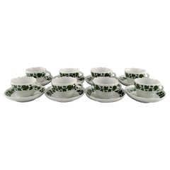 Acht Kaffeetassen aus grünem Efeu-Vine-Porzellan von Meissen mit Untertassen aus handbemaltem Porzellan