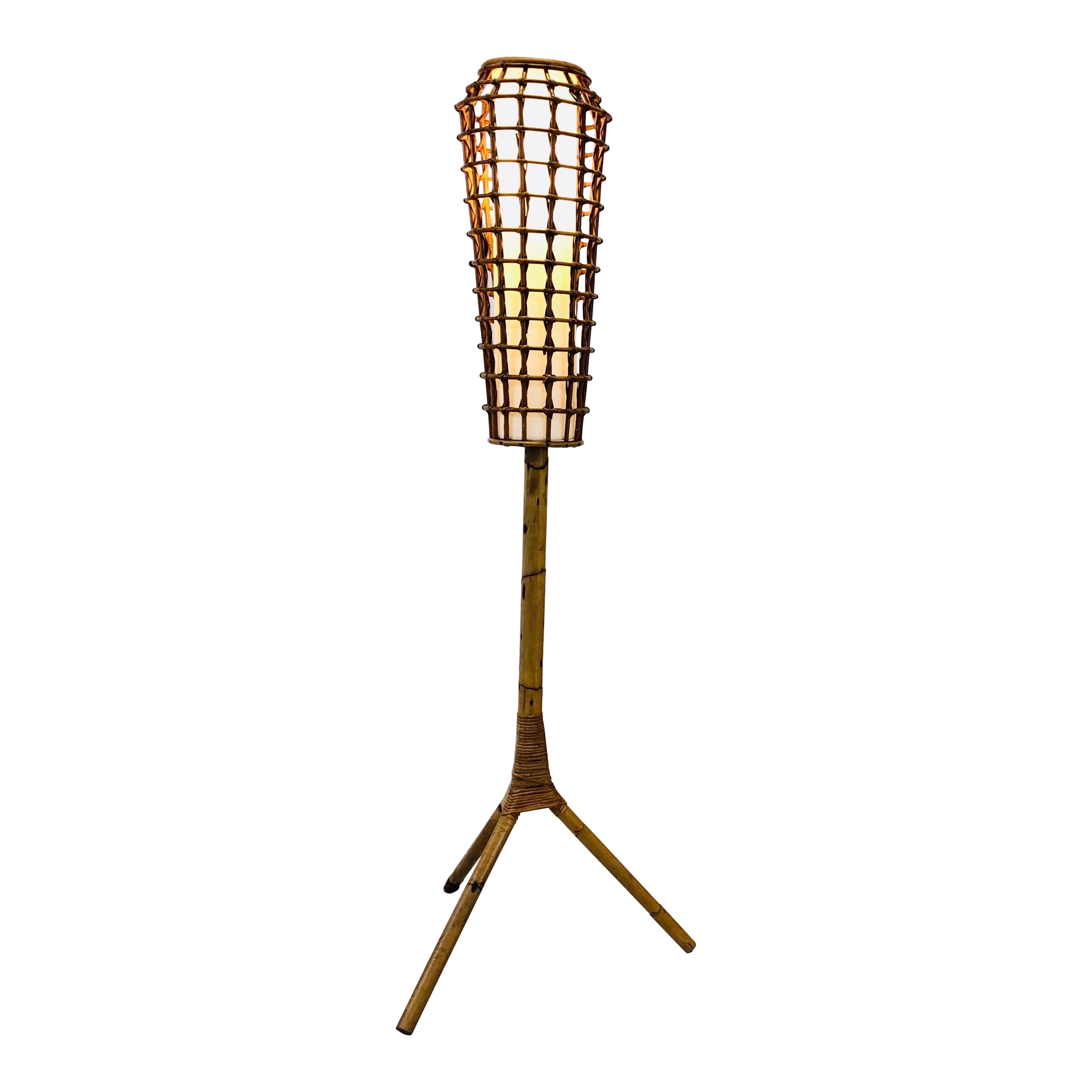 Französische Stehlampe aus Rattan aus den 1950er Jahren im Angebot