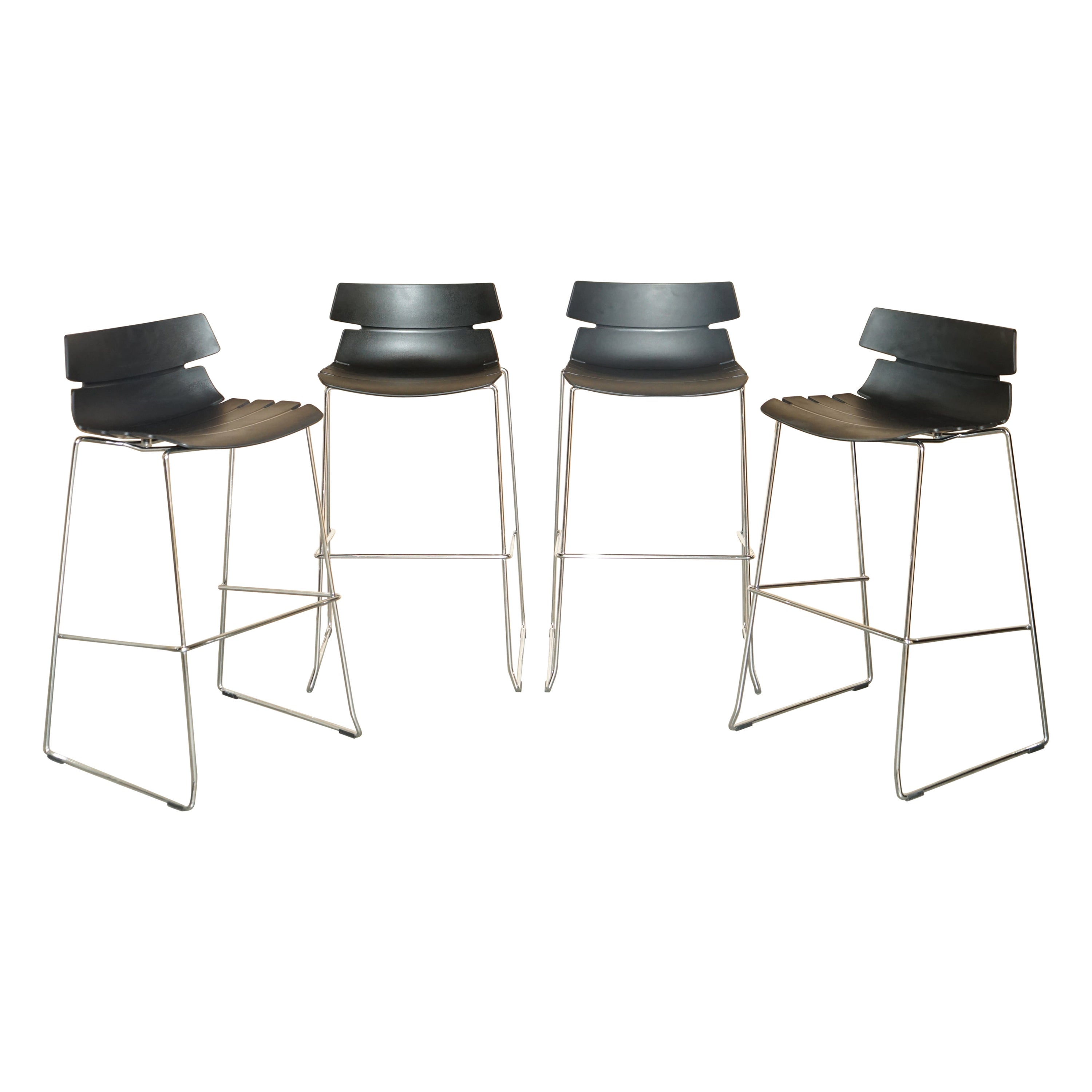 Quatre tabourets de bar empilables de designers Ltd Black Whiteleaf Furniture, faisant partie d'une suite