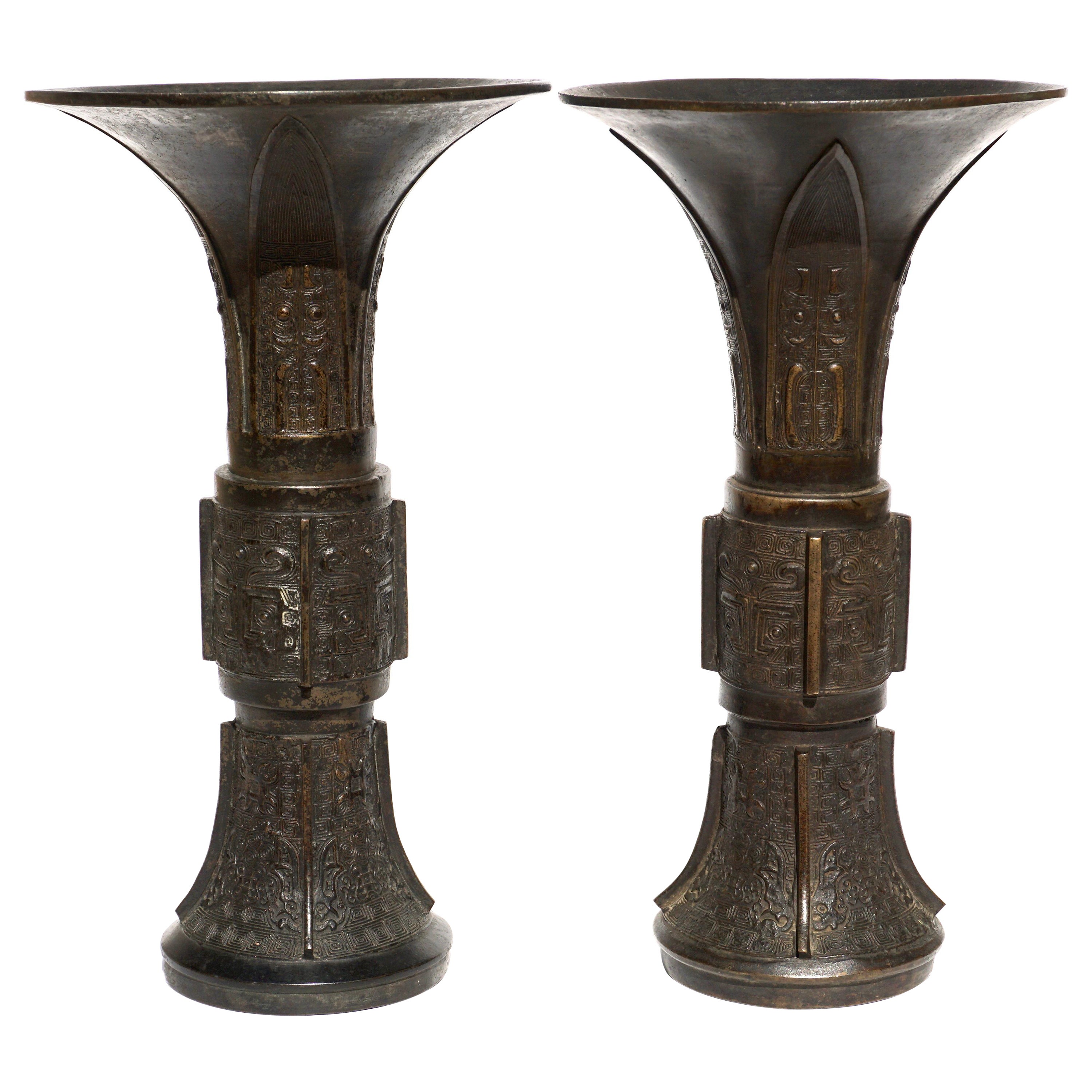 Paar chinesische archaische Gu-Vasen aus Bronze aus dem späten Ming-Stil des 18. Jahrhunderts
