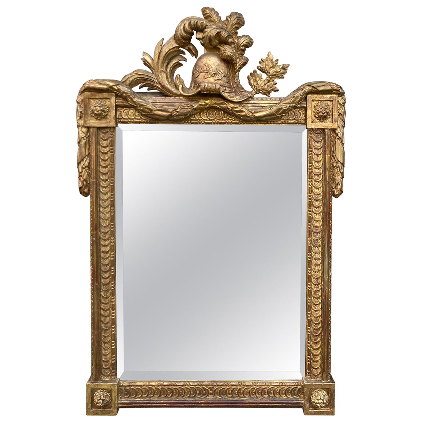 Miroir français sculpté encadré et doré avec casque