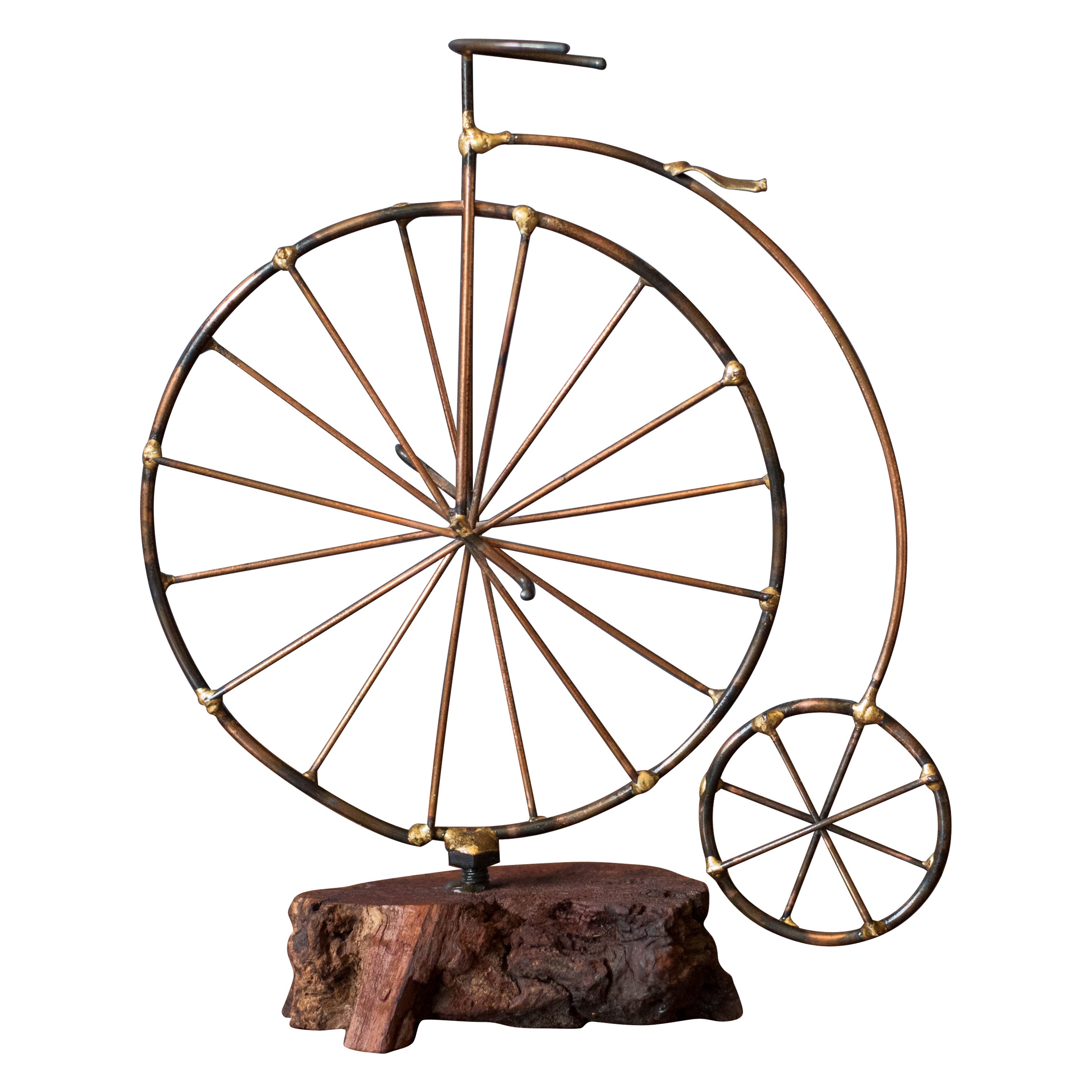 Sculpture vintage de bicyclette à haute roue en métal sur socle en bois de broussin