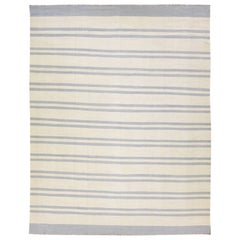 Moderner Flachgewebe-Kelim-Teppich in Beige und Grau aus Wolle in Übergröße mit griechischem Muster