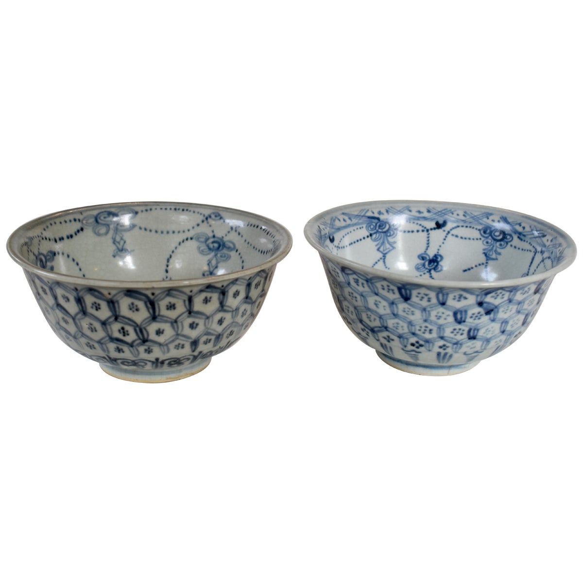 Pair of Ming Dynasty Bowls with Pattern of Interlocking Hexagons For Sale