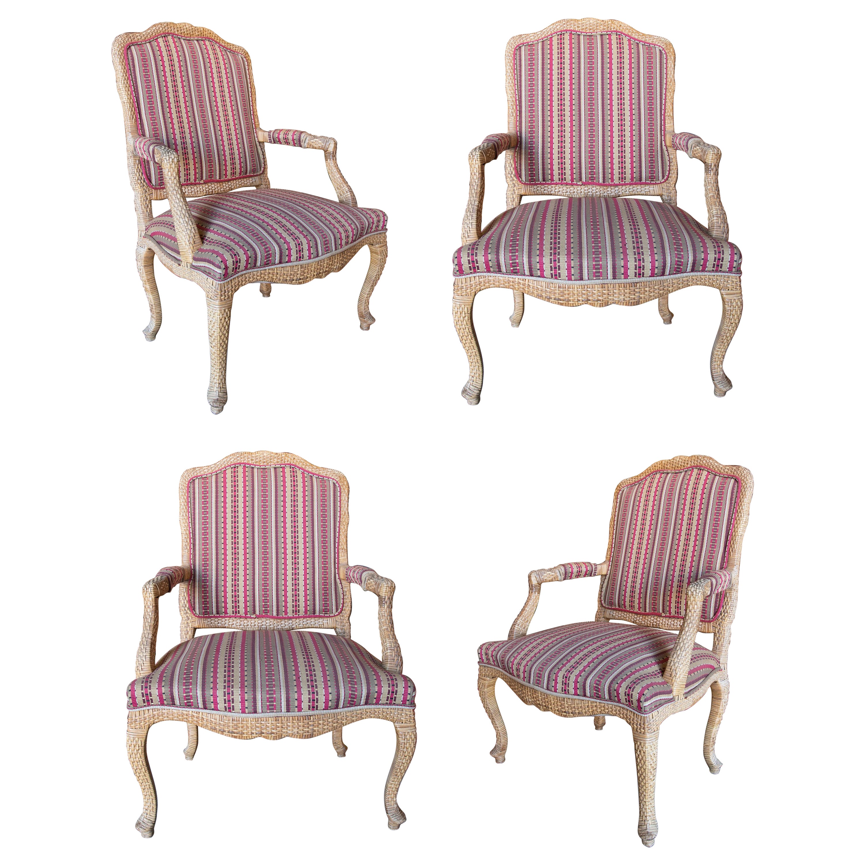 Ensemble de quatre fauteuils en bois et osier tapissés des années 1970 en vente