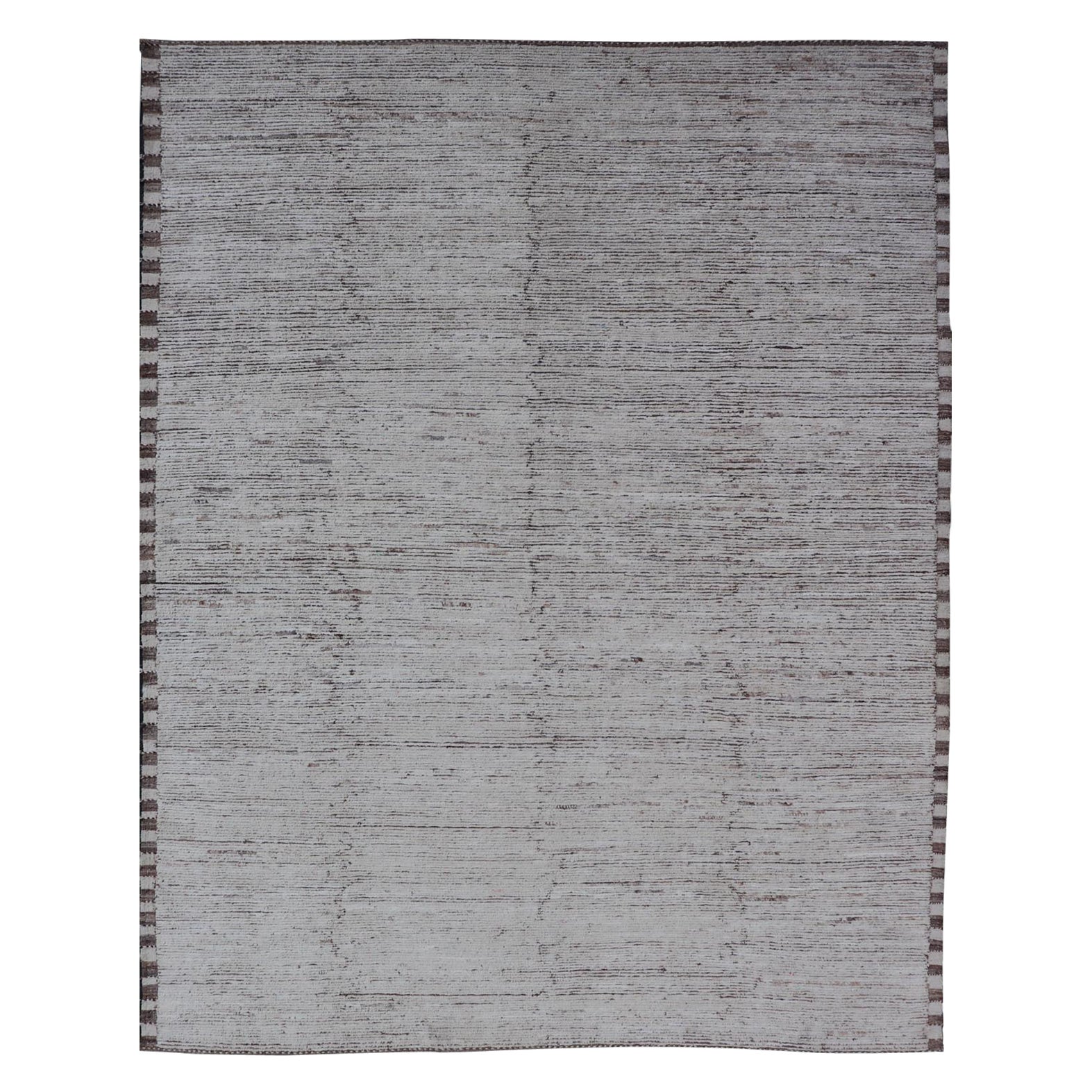  Minimalistischer moderner Teppich Keivan Woven Arts mit massivem Off-White Hintergrund